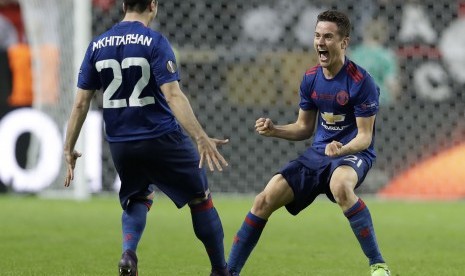 Gelandang Manchester United, Ander Herrera (kanan) dan Henrikh Mkhitaryan merayakan kemenangan atas Ajax Amsterdam pada laga final Liga Europa di Friends Arena, Kamis (25/5) dini hari WIB.