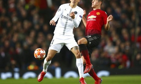 Gelandang Manchester United Ander Herrera (kanan) saat berebut bola dengan winger Paris Saint Germain Angel Di Maria.