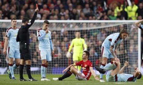 Gelandang Manchester United, Ander Herrera saat menerima kartu merah dari wasit Mark Clattenburg pada laga Liga Primer Inggris lawan Burnley di Old Trafford, Sabtu (29/10). 