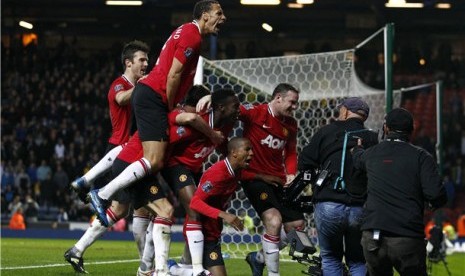 Gelandang Manchester United, Ashley Young (tengah bawah), dikerumuni rekan setimnya usai mencetak gol melawan Blackburn Rovers pada pertandingan Liga Primer Inggris di Stadion Ewood Park, Blackburn, Senin (2/4). 