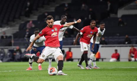 Gelandang Manchester United Bruno Fernandes mengambil tendangan penalti ke gawang Tottenham Hotspur.