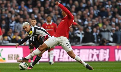 Gelandang Manchester United Casemiro (kanan) berduel dengan pemain Newcastle United Joeinton pada laga final Piala Liga Inggris atau Carabak Cup, Senin (26/2/2023). 