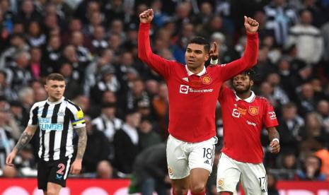 Gelandang Manchester United Casemiro (kanan) melalukan selebrasi setelah mencetak gol ke gawang Newcastle United pada laga final Piala Liga Inggris atau Carabao Cup, di Wembley, Senin (27/2/2023).