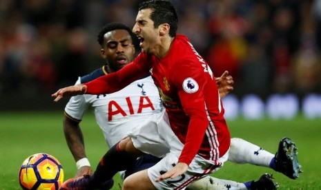 Gelandang Manchester United Henrikh Mkhitaryan (merah) mengerang kesakitan saat ditekel pemain Tottenham Hotspu Danny Rose.