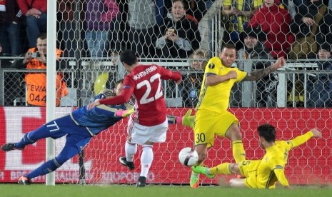 Gelandang Manchester United Henrikh Mkhitaryan (merah) saat menjebol gawang Rostov.