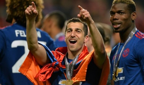 Gelandang Manchester United, Henrikh Mkhitaryan merayakan kemenangan timnya di final Liga Europa setelah berhasil mengalahkan Ajax Amsterdam di Friends Arena, Kamis (25/5) dini hari WIB.