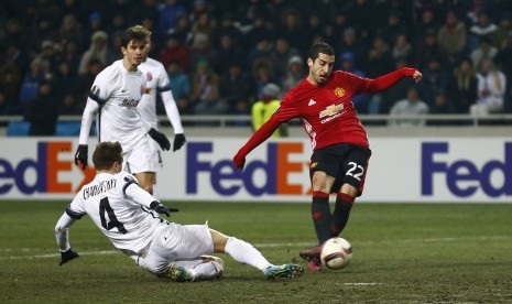 Gelandang Manchester United, Henrikh Mkhitaryan saat menjebol gawang Zorya pada laga Liga Europa di stadion Chornomorets, Jumat (9/12) dini hari WIB. United menang 2-0.