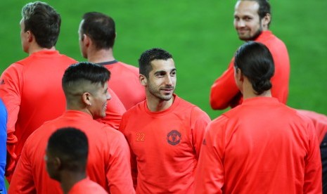 Gelandang Manchester United, Henrikh Mkhitaryan (tengah) dalam sebuah sesi latihan tim.