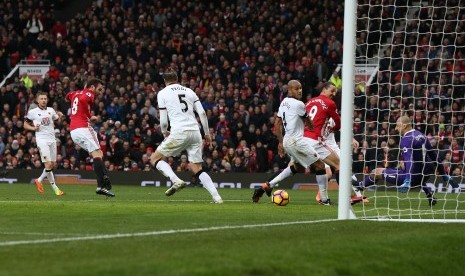 Gelandang Manchester United, Juan Mata (kedua kiri) menembak bola ke arah gawang Hull City pada laga Liga Primer di Old Trafford, Sabtu (11/2). United sementara unggul 1-0.