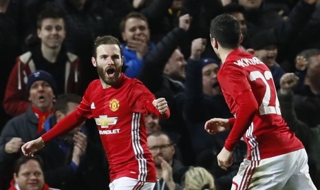 Gelandang Manchester United Juan Mata (kiri) merayakan golnya ke gawang Hull City dalam laga leg pertama semifinal Piala Liga di Old Trafford, Rabu (11/1) dini hari WIB.