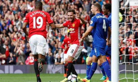 Gelandang Manchester United Juan Mata (tengah) merayakan golnya bersama rekannya Marcus Rashford.