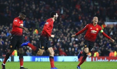 Gelandang Manchester United Marouane Fellaini (tengah) merayakan gol yang dicetaknya ke gawang Young Boys dalam lanjutan Liga Champions.