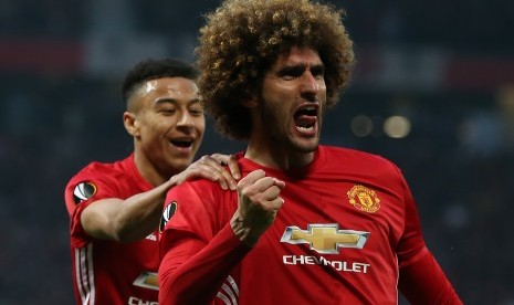  Gelandang Manchester United, Marouane Fellaini (tengah) merayakan golnya ke gawang Celta Vigo pada semifinal Liga Europa di Old Trafford, Jumat (12/5) dini hari WIB. United berhasil melaju ke babak final.