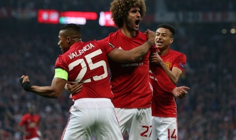 Gelandang Manchester United, Marouane Fellaini (tengah) merayakan golnya ke gawang Celta Vigo pada semifinal Liga Europa di Old Trafford, Jumat (12/5) dini hari WIB. United berhasil melaju ke babak final.