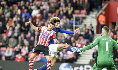 Gelandang Manchester United, Marouane Fellaini (tengah) pada laga Liga Primer lawan Southampton di Stadion St Marys, Rabu (17/5). Fellaini menderita cedera pada laga ini.