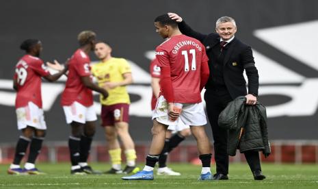 Gelandang Manchester United, Mason Greenwood dan Pelatih Manchester United, Ole Gunar Solskjaer usai laga MU Vs Burnley di Old Trafford, Ahad (18/4).