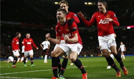 Gelandang Manchester United, Michael Carrick (kiri), melakukan selebrasi usai menjebol gawang Fulham dalam laga Liga Primer Inggris di Old Trafford, Manchester, Ahad (9/2). 