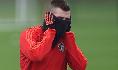 Gelandang Manchester United, Morgan Schneiderlin dalam sebuah sesi latihan bersama klubnya di Manchester pada November 2015. Schneiderlin dilaporkan siap hengkang lantaran kini sering menjadi cadangan.