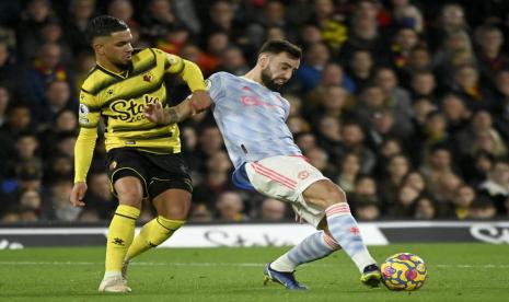 Gelandang Manchester United (MU) Bruno Fernandes (kanan) dalam pertandingan melawan Watford. MU kalah 1-4 dan Fernandes menilai MU tak tampil bagus.