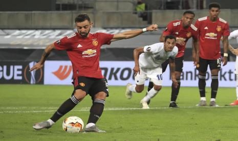 Gelandang Manchester United (MU) Bruno Fernandes saat mengeksekusi penalti melawan FC Copenhagen.