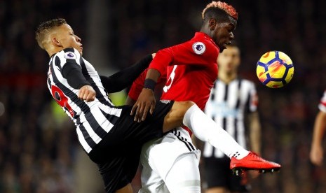 Gelandang Manchester United, Paul Pogba (kanan) beraksi pada laga Liga Primer lawan Newcastle di Old Trafford, Ahad (19/11) dini hari WIB. United menang 4-1 pada laga ini.