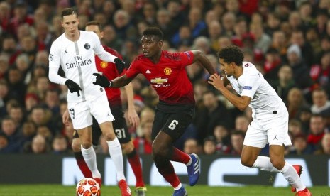 Gelandang Manchester United Paul Pogba (tengah).