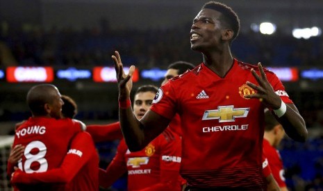 Gelandang Manchester United, Paul Pogba merayakan gol ke gawang Cardiff City pada laga Liga Primer, Ahad (23/12) dini hari WIB.