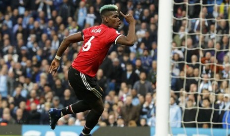 Gelandang Manchester United Paul Pogba merayakan golnya ke gawang Manchester City.