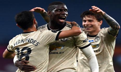 Gelandang Manchester United, Paul Pogba (tengah) merayakan gol bersama rekan setim pada laga Liga Primer Inggris melawan Aston Villa di Villa Park, Jumat (9/7) dini hari WIB. United menang tiga gol tanpa balas.