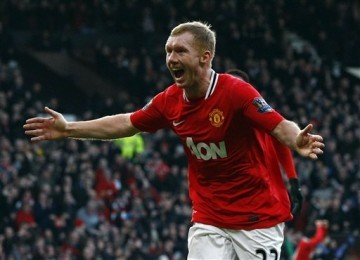 Gelandang Manchester United, Paul Scholes, merayakan golnya ke jala Bolton Wanderers di laga Liga Primer Inggris di Old Trafford, Manchester, Sabtu (14/1). 