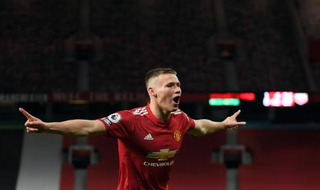 Gelandang Manchester United, Scott McTominay, melakukan selebrasi usai mencetak gol dalam laga lawan Watford di putaran ketiga Piala FA pada Sabtu (9/1). 