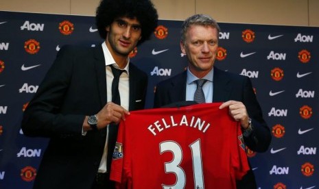 Gelandang Marouane Fellaini.