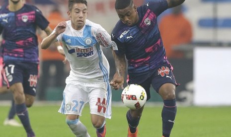 Gelandang Marseille, Maxime Lopez (kiri) berebut bola dengan striker Bordeaux, Malcom pada  laga League One di stadion Velodrome, Marseille, akhir Oktober 2016. Lopez tengah diincar oleh Liverpool.