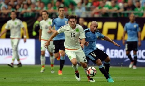 Gelandang Meksiko Hector Herrera membawa bola.