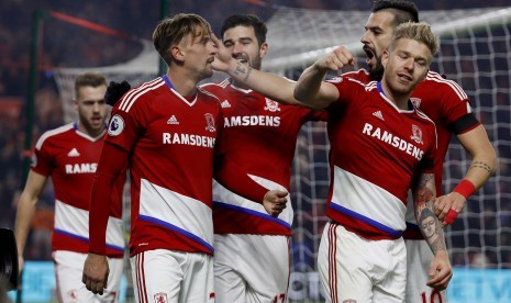 Gelandang Middlesbrough, Gaston Ramirez (kiri) merayakan gol ke gawang Hull City bersama rekan-rekannya pada laga Liga Primer di stadion Riverside, Senin (5/12). Middlesbrough menang tipis, 1-0.