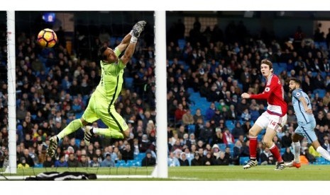 Gelandang Middlesbrough Marten de Roon (baju merah) mencetak gol ke gawang Manchester City pada laga Liga Primer, 5 November 2016. Malam ini kedua tim kembali bertemu pada babak perempat final Piala FA.