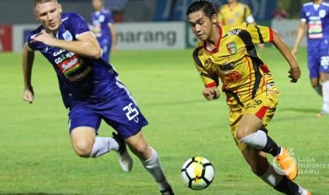 Gelandang Mitra Kukar, Septian David Maulana (kanan), berusaha melewati gelandang asing PSIS, Pletar Planic, dalam pertandingan Liga 1, Senin (29/5).