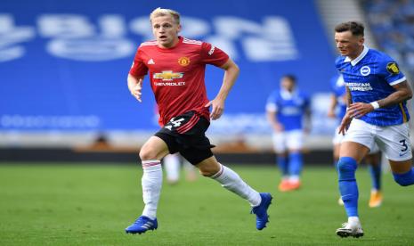 Gelandang MU, Donny van De Beek.(kiri)