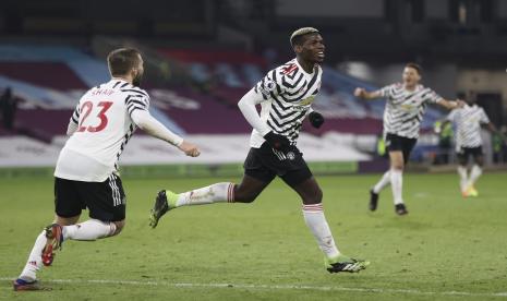 Gelandang MU Paul Pogba (tengah) merayakan gol ke gawang Burnley dalam lanjutan Liga Primer Inggris, Rabu (13/1) WIB.