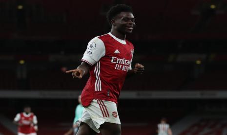 Gelandang muda Arsenal Bukayo Saka merayakan golnya ke gawang Newcastle United.