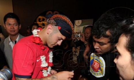 Gelandang muda Arsenal Jack Wilshere terlihat mengenakan blangkon saat berjumpa dengan fans Arsenal di Indonesia.