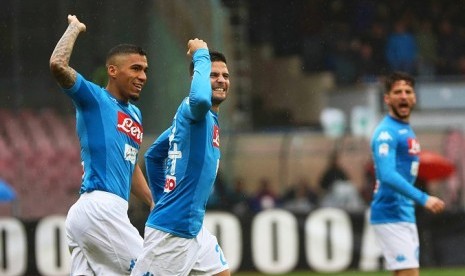 Gelandang Napoli Allan (kiri) merayakan golnya ke gawang SPAL bersama Lorenzo Insigne.