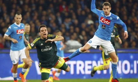 Gelandang Napoli Jorginho (kanan) sedang beraksi melawan pemain Ac Milan, Giacomo Bonaventura 