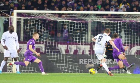 Gelandang Napoli Scott McTominay mencetak gol ke gawang Fiorentina pada pertandingan sepak bola Serie A Liga Italia di Stadion Artemio Franchi, Florence, Ahad (5/1/2025) dini hari WIB.