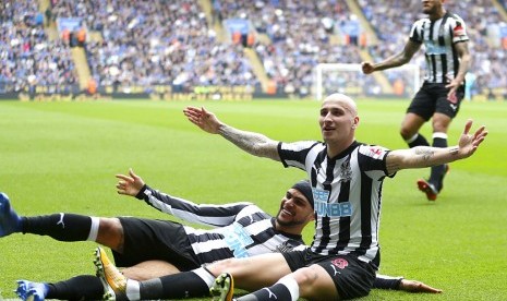 Gelandang Newcastle United, Jonjo Shelvey (kanan) merayakan gol.