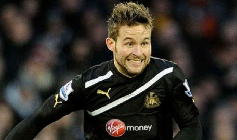 Gelandang Newcastle United, Yohan Cabaye menghormati rekan-rekannya yang memeluk agama Islam.