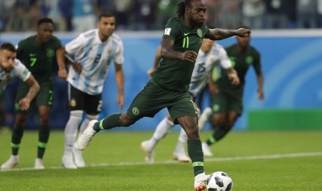 Gelandang Nigeria, Victor Moses, saat mengeksekusi penalti melawan Argentina.