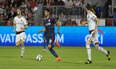 Gelandang Olympiacos Piraeus, Andreas Bouchalakis (tengah), membawa bola di tengah kepungan pemain AC Milan, Bryan Cristante (kiri) dan Andrej Modic, dalam laga International Champions Cup di Toronto, Canada, Kamis (24/7). 