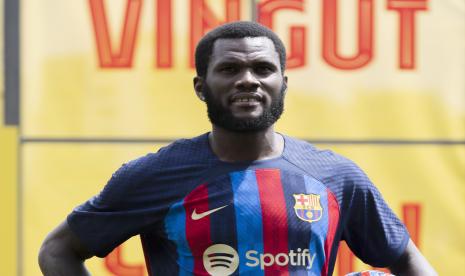  Gelandang Barcelona Franck Kessie berpeluang berhadapan dengan mantan timnya AC Milan di fase grup Liga Champions.