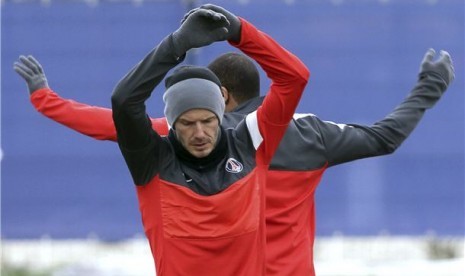 Gelandang Paris Saint-Germain, David Beckham, melakukan latihan bersama rekan setim di Des Loges, Paris, Selasa (5/3). 